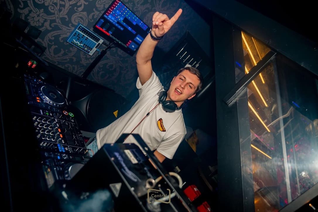 DJ Feliz performing